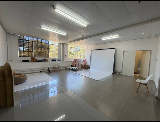 124M² BUILDING TO LET IN WOODSTOCK